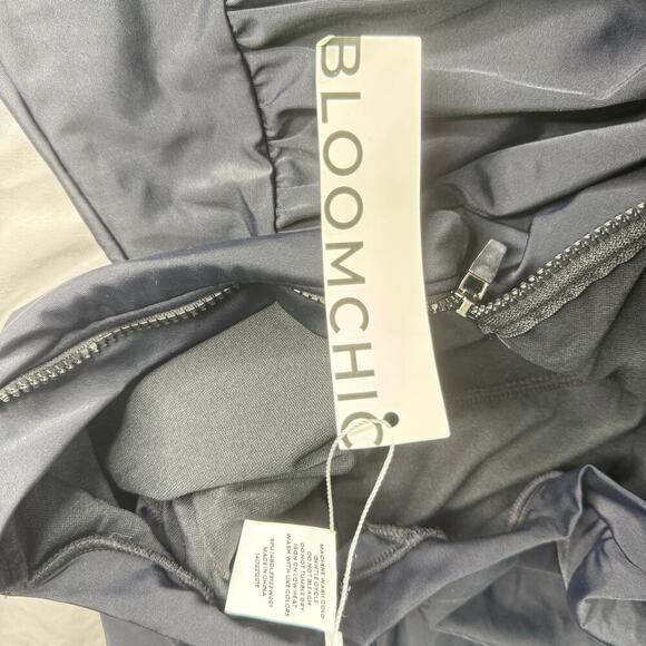 Bloomchic Women's sz 12 Black Swim Top Zip Short Sleeve Built In Bra Ruched NWT - Picture 5 of 9